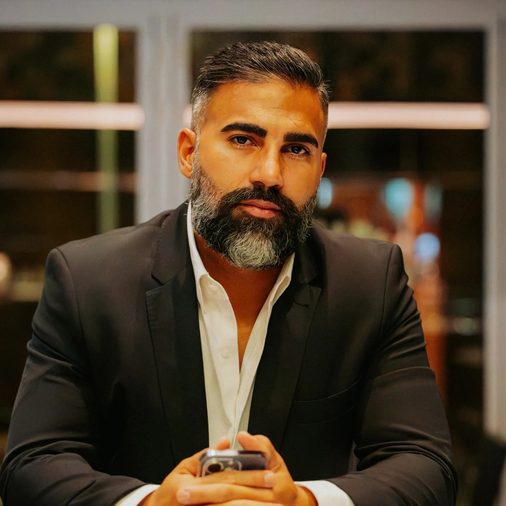 Ömer Kaya im schwarzen Anzug